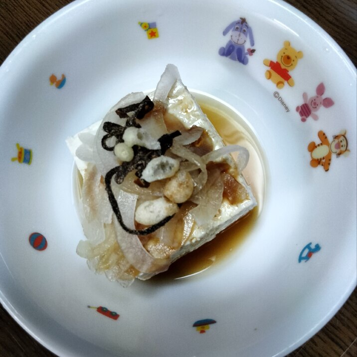 冷奴アレンジ 新玉スライス塩昆布天かすのせて
